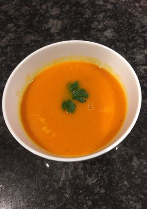 Una foto de 🍲 SOPA DE ZANAHORIA AL CURRY 🥕 🤩