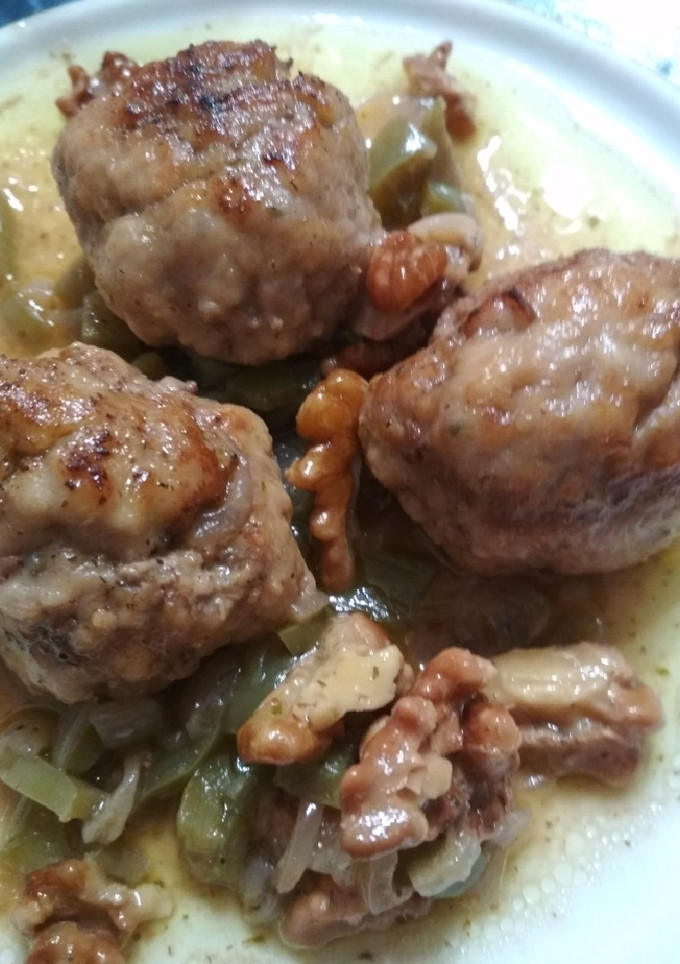 Una foto de Albóndigas con salsa de albahaca y nueces