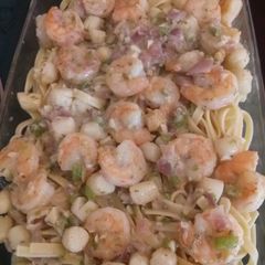 A picture of Shrimp n Scallop pasta w/ White Wine sauce.