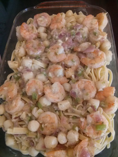 A picture of Shrimp n Scallop pasta w/ White Wine sauce.