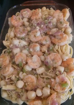 A picture of Shrimp n Scallop pasta w/ White Wine sauce.