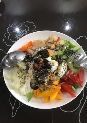 Hình của món Salad rau, trái cây cho bữa sáng nhanh và đủ chất.