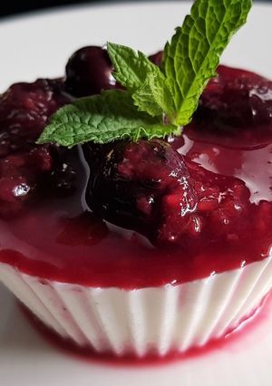 Une photo de Panna cotta au lait d'amande et coulis de fruits rouges