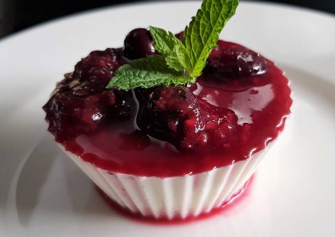 Panna cotta au lait d'amande et coulis de fruits rouges