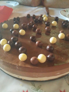 Una foto de Tarta de tres chocolates para torpes 😍