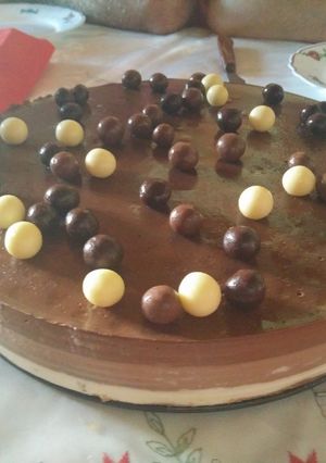 Una foto de Tarta de tres chocolates para torpes 😍