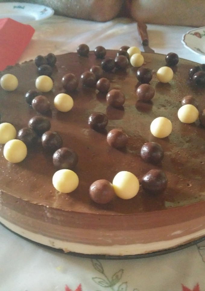Una foto de Tarta de tres chocolates para torpes 😍