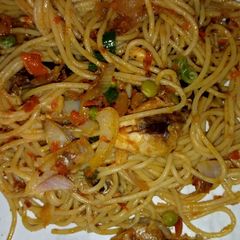 A picture of Stir fry spaghetti.