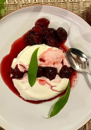 Une photo de Panna Cotta Infusée à la Verveine avec Coulis de Griottes