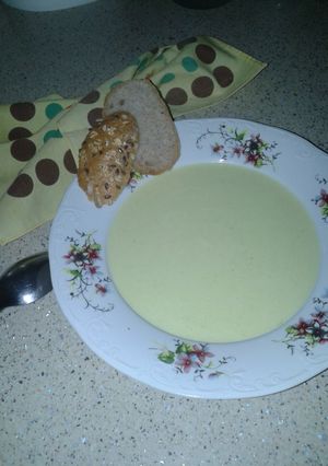 A picture of Vichyssoise (cream of leek and potatoes soup).