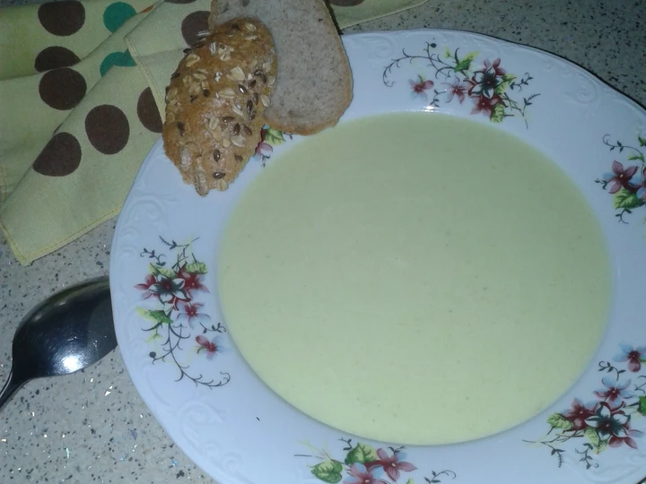 Easy Ways Make Recipes Vichyssoise (cream of leek and potatoes soup) the Delicious Can Pamper Your Tongue.