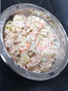 Una foto de Ensaladilla de marisco con salsa rosa