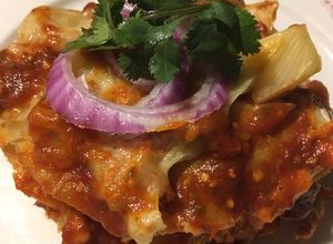 Una foto de Pastel azteca de carne al pastor