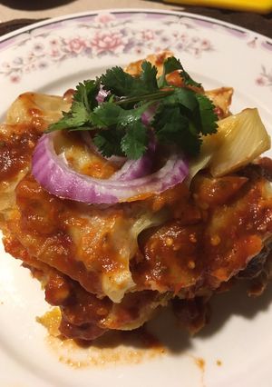 Una foto de Pastel azteca de carne al pastor