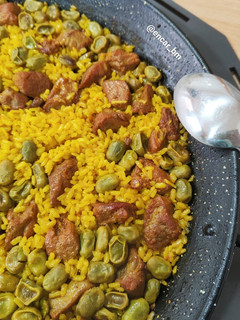 Una foto de Arroz con pinchitos y habas