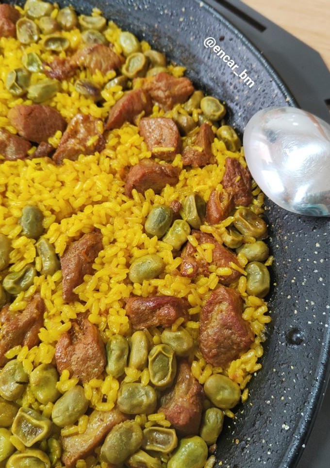 Una foto de Arroz con pinchitos y habas