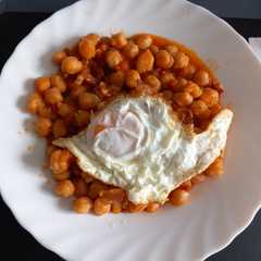 Una foto de Garbanzos con cebolla y bacon
