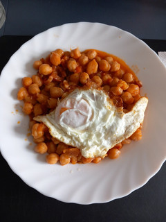 Una foto de Garbanzos con cebolla y bacon