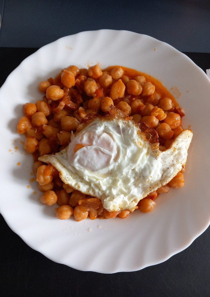 Una foto de Garbanzos con cebolla y bacon