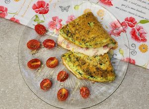 Una foto de 🥔🌱Omelette de papa y espinaca relleno con jamón y muzzarella 🌱🥔