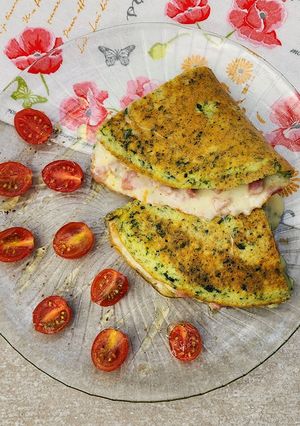 Una foto de 🥔🌱Omelette de papa y espinaca relleno con jamón y muzzarella 🌱🥔