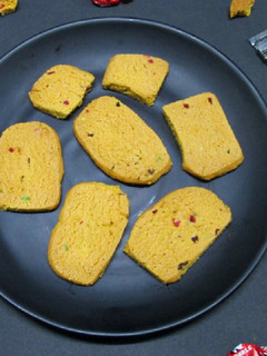 ટુટી ફ્રુટી બિસ્કીટ (Tutti Frutti Biscuit Recipe In Gujarati) રેસીપી મુખ્ય ફોટો