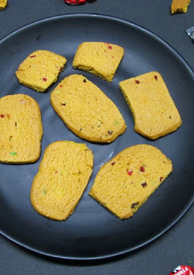 ટુટી ફ્રુટી બિસ્કીટ (Tutti Frutti Biscuit Recipe In Gujarati) રેસીપી મુખ્ય ફોટો