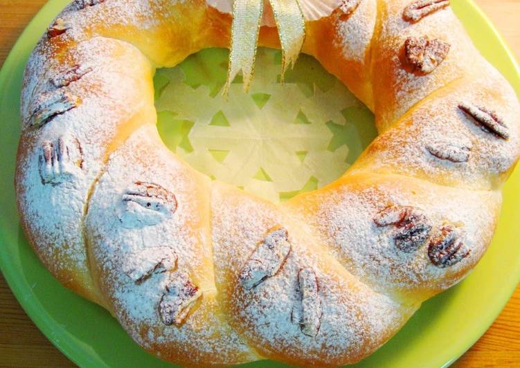 Simple Way to Prepare Ultimate Fluffy Powdered Snow Christmas Bread Wreath