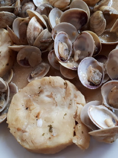 Una foto de Merluza con chirlas en salsa