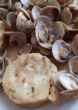 Una foto de Merluza con chirlas en salsa