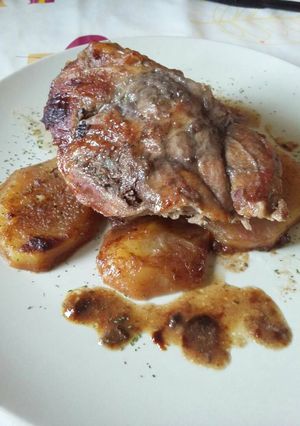 Foto principal de Paletilla de cordero con salsa de vino, manzana y pera