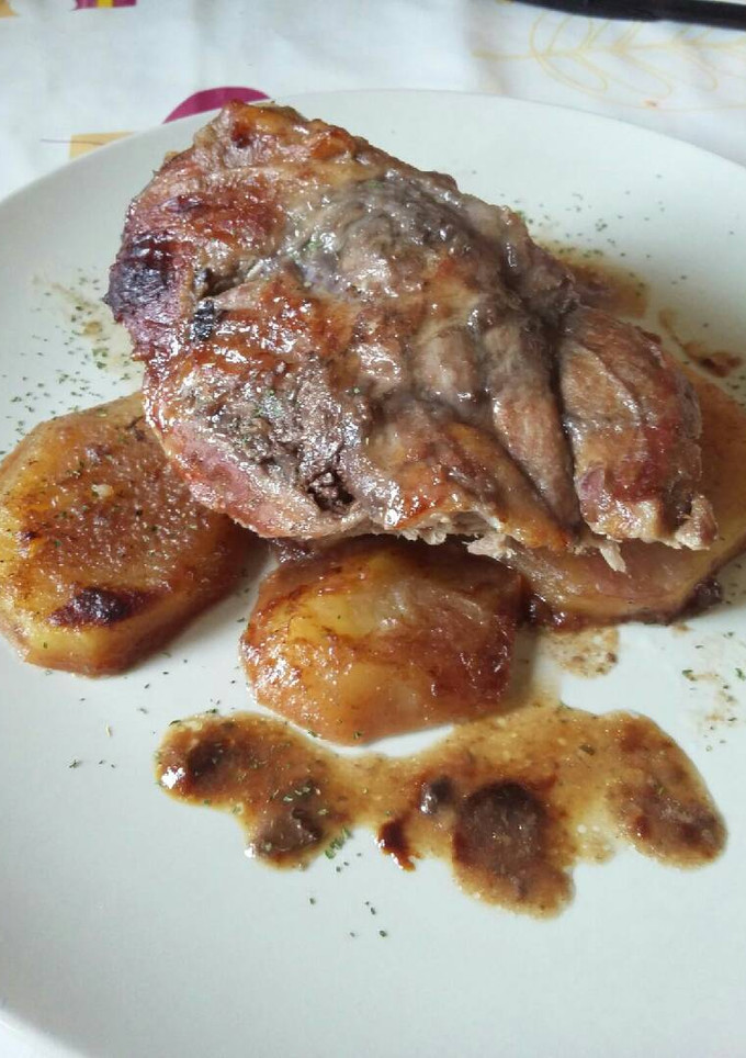 Una foto de Paletilla de cordero con salsa de vino, manzana y pera