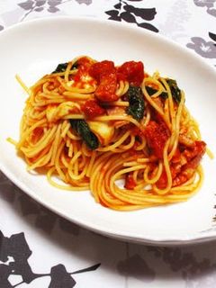 A picture of Mozzarella, Basil and Canned Tomato Pasta.