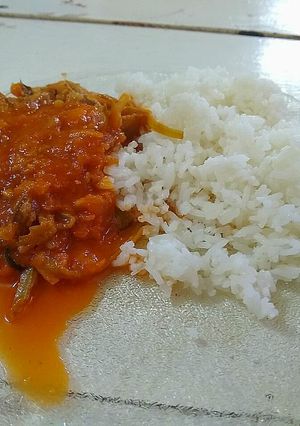 Una foto de Carne Mechada con cáscara de plátano verde