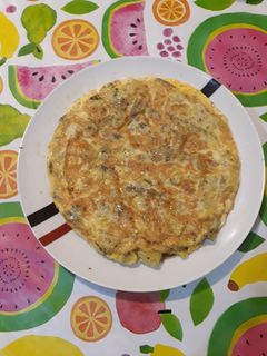 Una foto de Tortilla con patata ajo y perejil