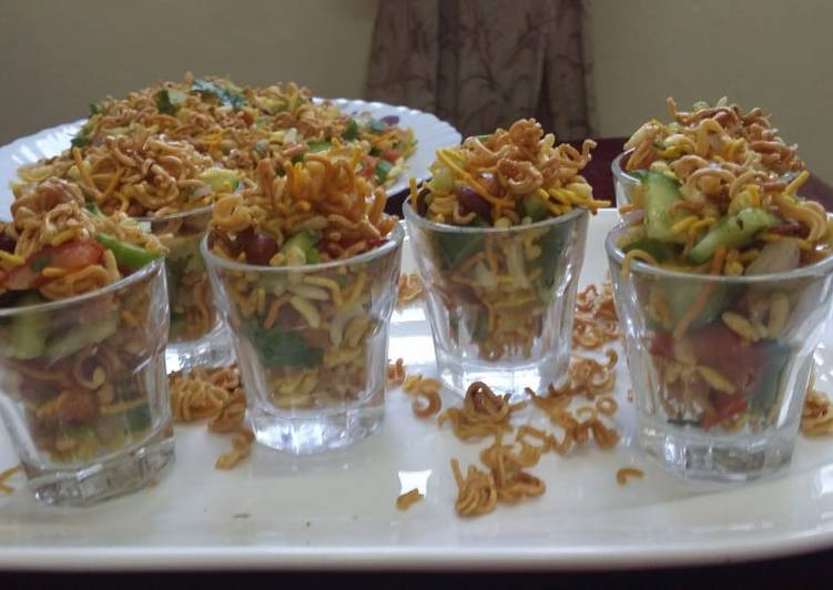 Steps to Make Perfect Maggi Bhelpuri Shots