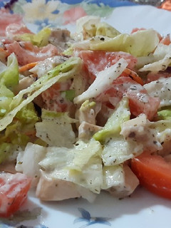 Una foto de Ensalada de pollo con salsa de yogur
