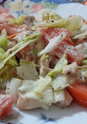 Una foto de Ensalada de pollo con salsa de yogur