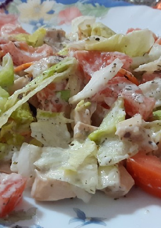 Una foto de Ensalada de pollo con salsa de yogur