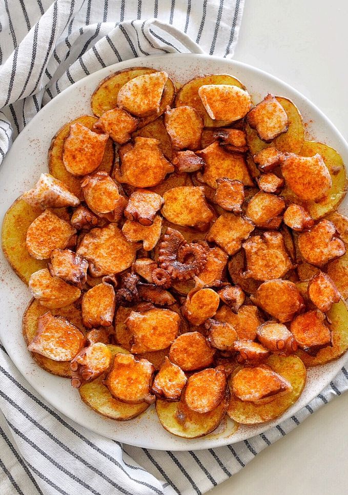 Una foto de Pulpo 🐙 la Gallega con Patatas al horno