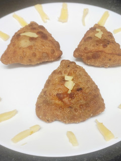 சீஸி வெஜ் சமோசா (Cheesy Veg Samosa recipe in tamil) செய்முறை முக்கிய புகைப்படம்