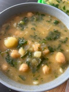 Una foto de Guiso de garbanzos, patatas y espinacas