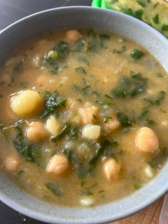 Una foto de Guiso de garbanzos, patatas y espinacas