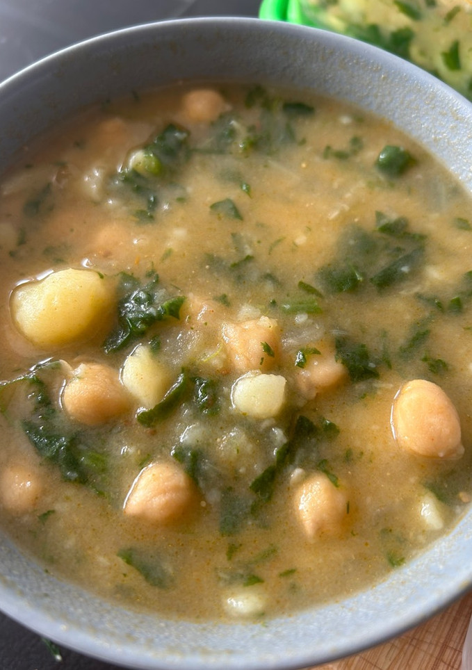 Una foto de Guiso de garbanzos, patatas y espinacas
