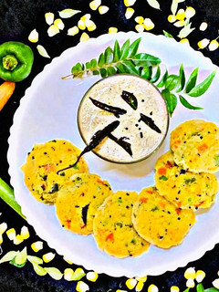 वेजिटेबल रवा इडली (Vegetable Rava Idli Recipe In Hindi) रेसिपी मुख्य फोटो