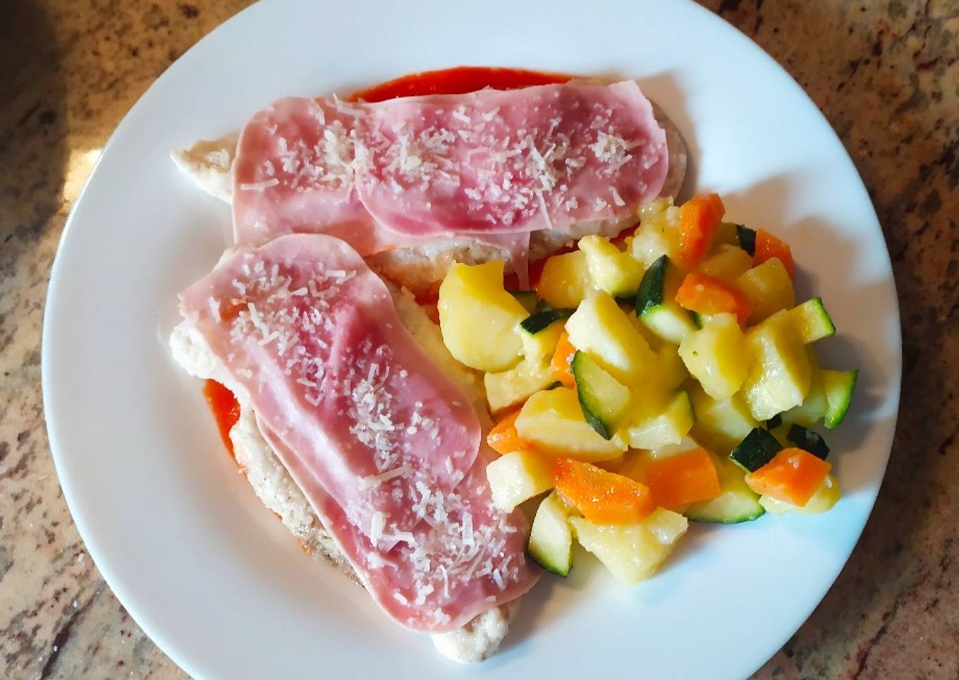 Filetes de pollo con verduras y salsa de pimiento rojo en tm5