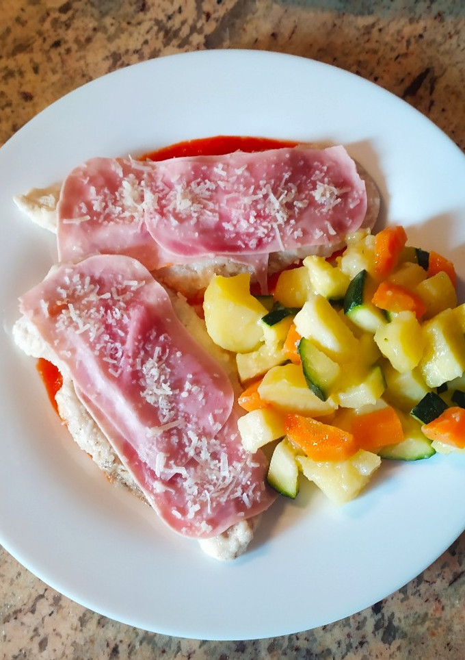 Una foto de Filetes de pollo con verduras y salsa de pimiento rojo en tm5