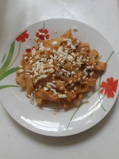 Una foto de Tallarín con salsa de queso y guisantes