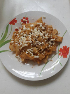 Una foto de Tallarín con salsa de queso y guisantes
