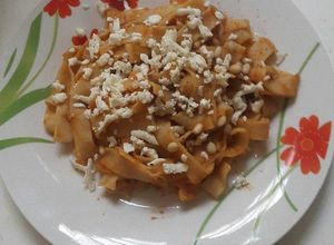 Una foto de Tallarín con salsa de queso y guisantes